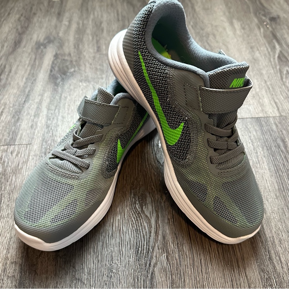 KIDS NIKE REVOLUTION RUNNING SHOES SNEAKERS SIZE 2